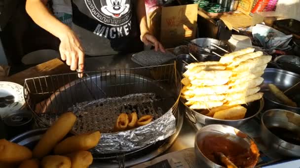 Femme cuisson au four rouleaux frits — Video