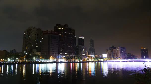 Skyline i Kaohsiung på kärlek river — Stockvideo