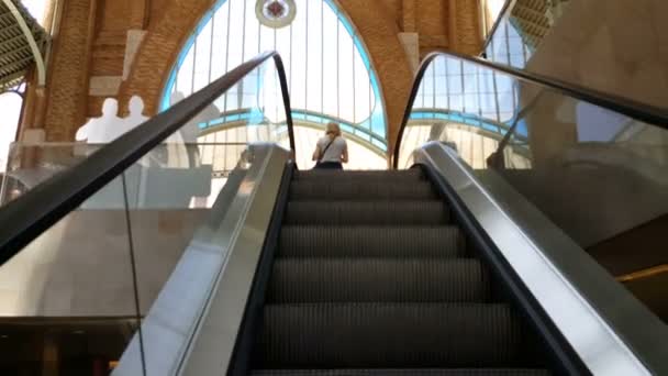 Escada rolante para entrar no Mercado Colón — Vídeo de Stock