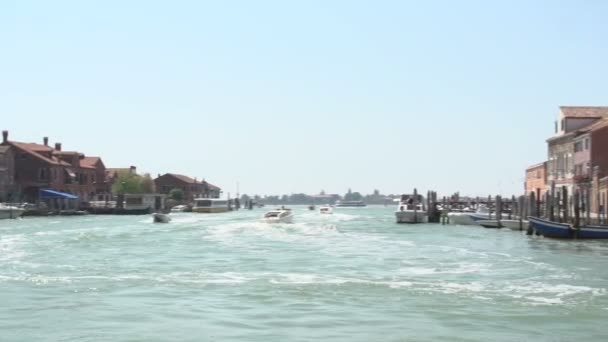 Kanal mit Booten in Murano, Schwenkschuß — Stockvideo