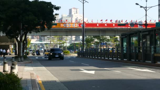 Verkeer in de straten van Taipei — Stockvideo