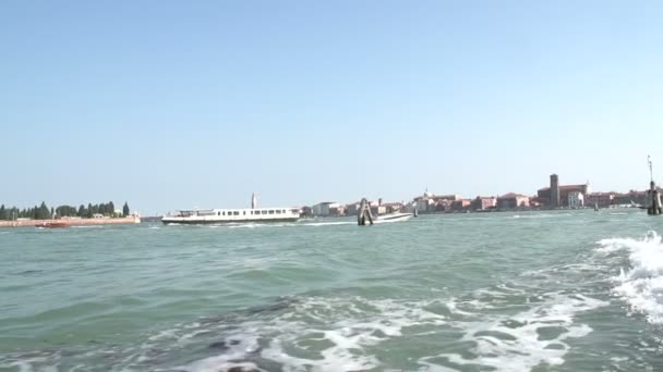 Venedik görünümünden feribot — Stok video
