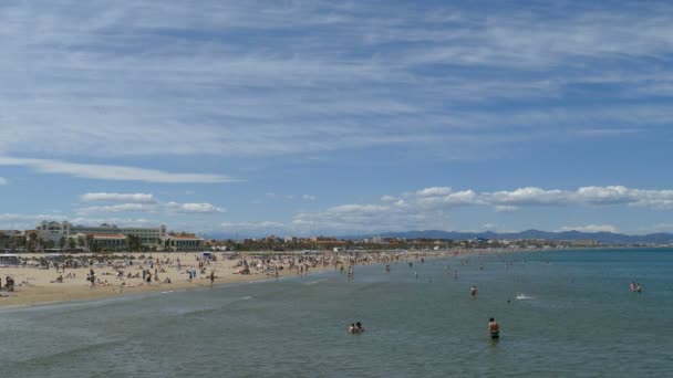 Persone sulla spiaggia di Cabanyal — Video Stock