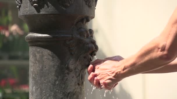 Мужчина хорошо моет руки в Венеции — стоковое видео