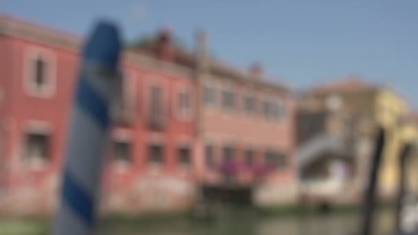 Venecian hus vid kanalen och förtöjning pole — Stockvideo