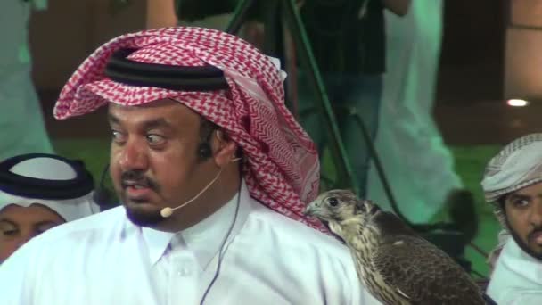 Uomo arabo che cerca di vendere falco — Video Stock