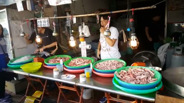 Продажа кальмаров на бульваре — стоковое видео