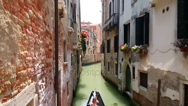 Gondola in piccolo canale — Video Stock