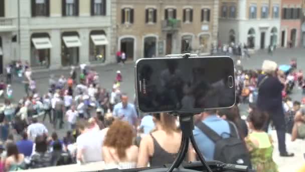 Мобильные часы с испанских ступеней — стоковое видео