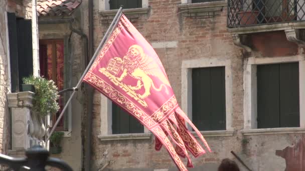 Venetianska flagga vajande i vinden — Stockvideo