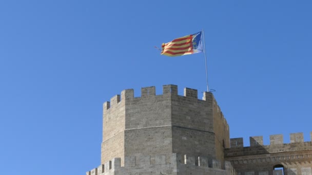 Torre Serranows y bandera ondeante — Vídeos de Stock