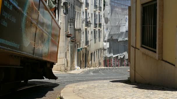 Vieux tramway historique dans les rues de Lisbonne — Video