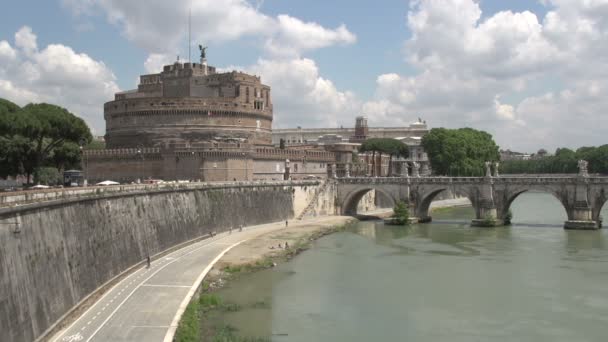 Kasteel en brug Sant Angelo — Stockvideo