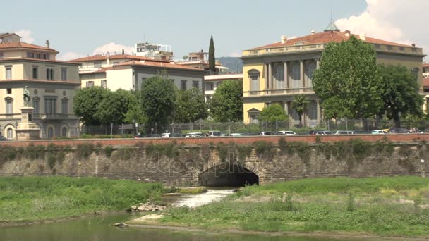 Vista sobre el río Arno — Vídeo de stock