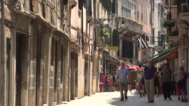 Mensen lopen in een smalle straat van Venetië — Stockvideo