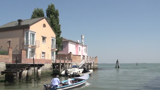 Boot fährt am Kanal von Murano vorbei — Stockvideo