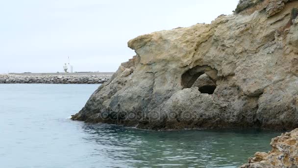 Stenar och vatten på Albufeira bay — Stockvideo