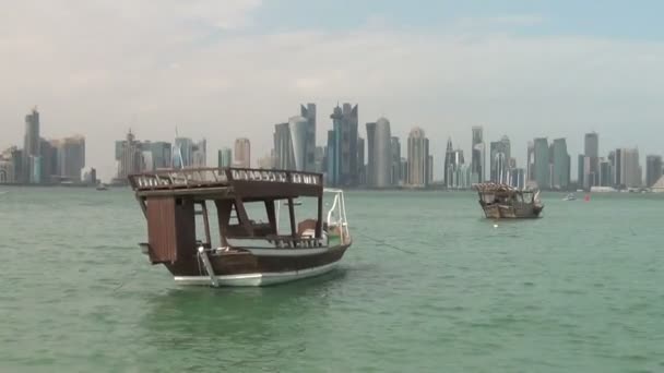 Barcos na frente da Sky Line do Qatar — Vídeo de Stock