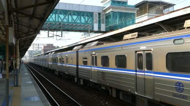 Vlak ze stanice Tainan — Stock video