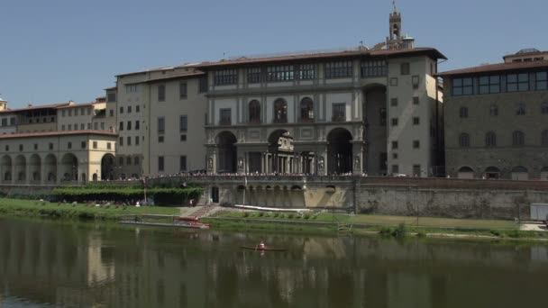 Museum Galileo op de rivier de Arno — Stockvideo