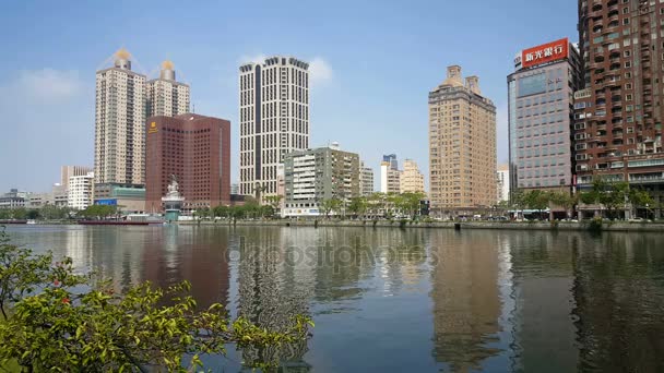 Skyline i Kaohsiung på kärlek river — Stockvideo