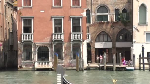 Traditionele Venetiaanse gondel langs — Stockvideo