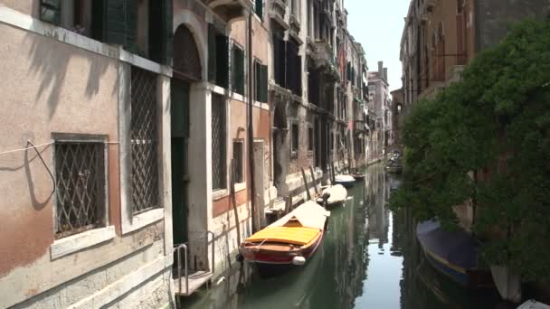 Kanal dengan perahu di Murano — Stok Video