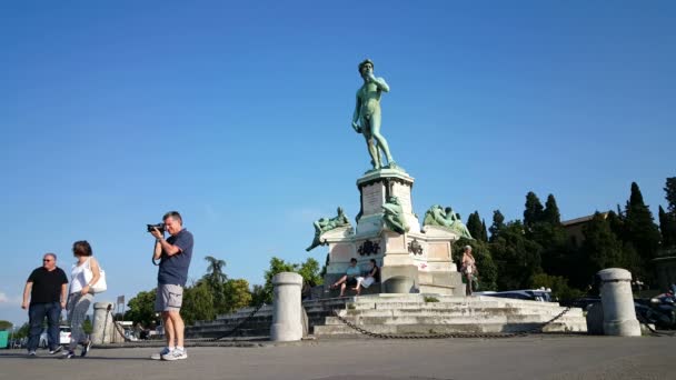 Статуя Микеланджело на площади — стоковое видео
