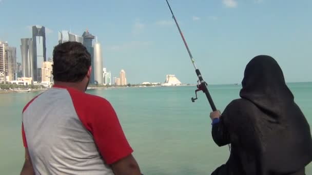 Mujer musulmana pescando en Corniche — Vídeos de Stock