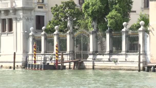 Förtöjning polacker och gamla staket i Venedig. — Stockvideo