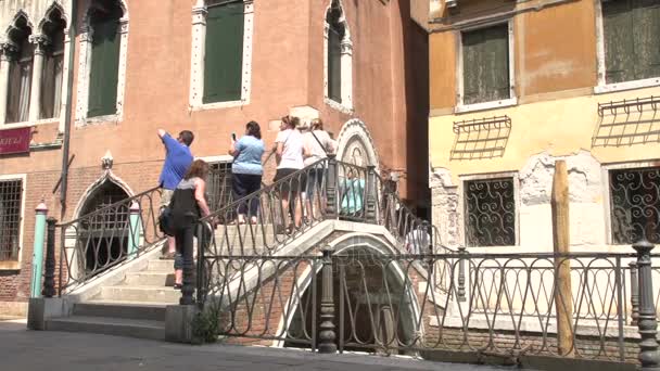 Прогулки по мосту в Венеции — стоковое видео
