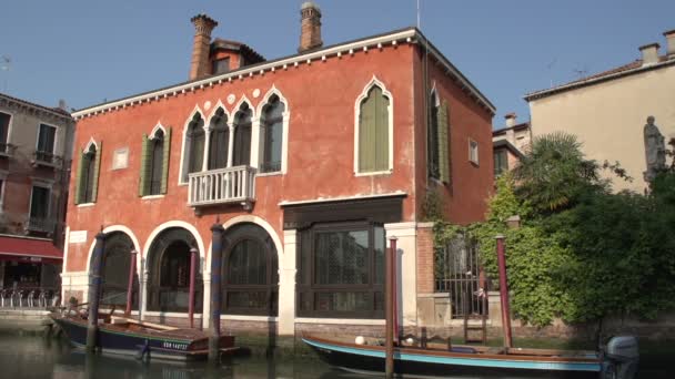 Hus och hyste båtar i Venedig — Stockvideo