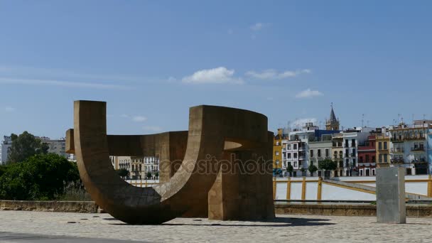 Denkmal in der Nähe des kanals alfonso xiii — Stockvideo