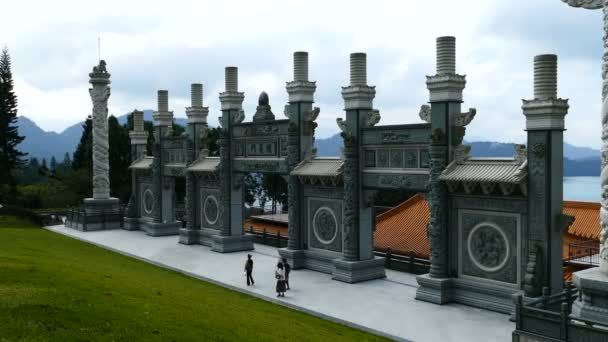 Pilares en jardín del templo Wenwu — Vídeo de stock