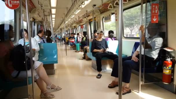 Ασιατικές επιβάτες στο μετρό — Αρχείο Βίντεο