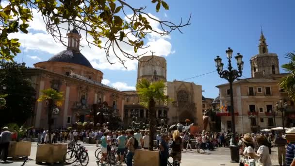 Plaza llena de gente cerca de la Catedral de Valencia — Vídeos de Stock