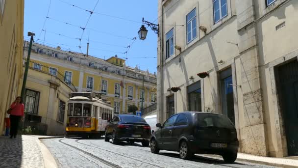 Historické staré tramvaje v ulicích Lisabonu — Stock video