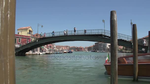 Gente caminando por el puente — Vídeos de Stock