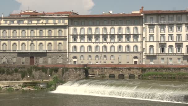 Uitzicht op de rivier Arno — Stockvideo