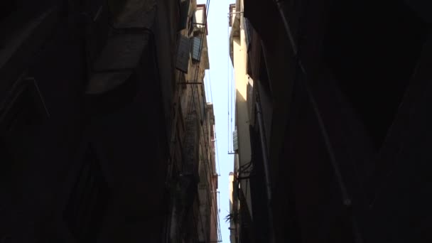 Kantelen naar beneden in een smalle straat — Stockvideo