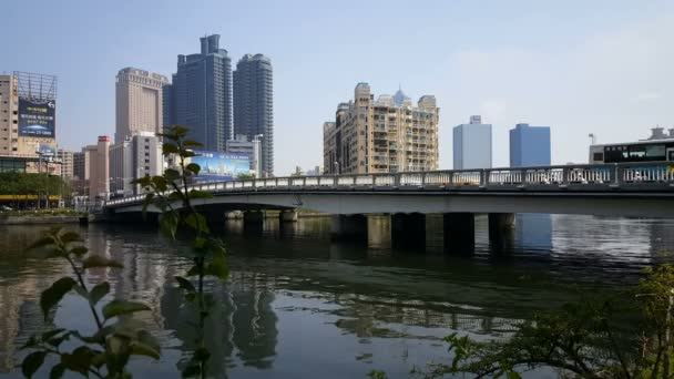 Panoramę miasta i most na rzece miłości — Wideo stockowe