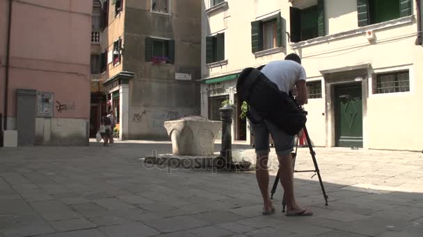 Kameraman fotografování v Benátkách — Stock video