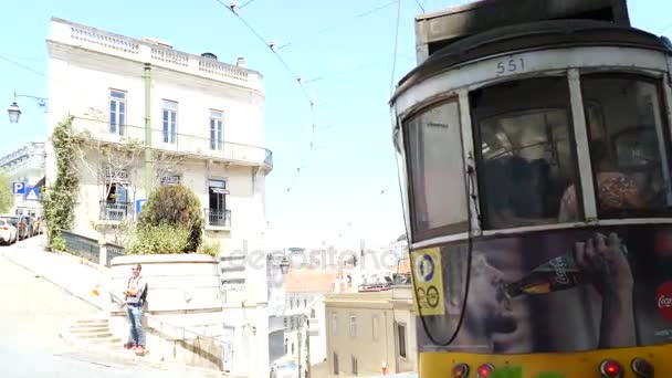 Historické staré tramvaje v ulicích Lisabonu — Stock video