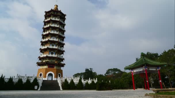 Cien Pagoda con turistas en frente — Vídeos de Stock