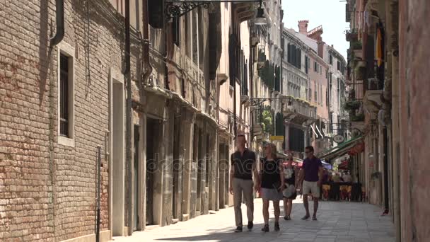 Mensen lopen in een smalle straat van Venetië — Stockvideo