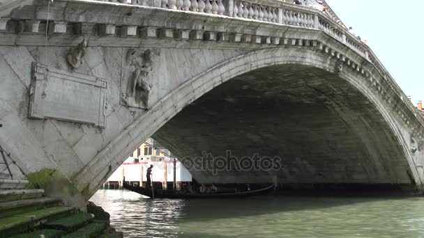 Gondola under Ponte di Rialto bridge — 图库视频影像