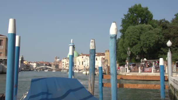 Hyste båt vid Canal Grande — Stockvideo