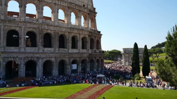 Entrada al Coliseo con turistas — Vídeo de stock
