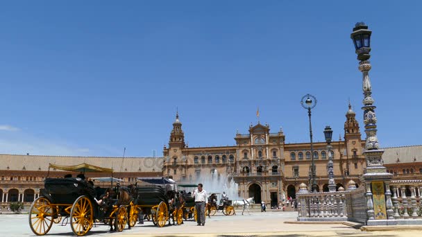 Reisebusse und Menschen auf der Plaza de espana — Stockvideo