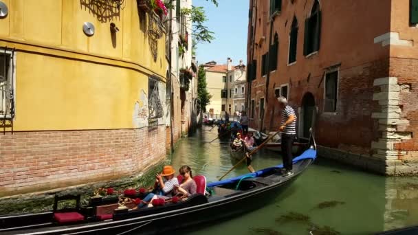 Gondola in small canal — Stock Video